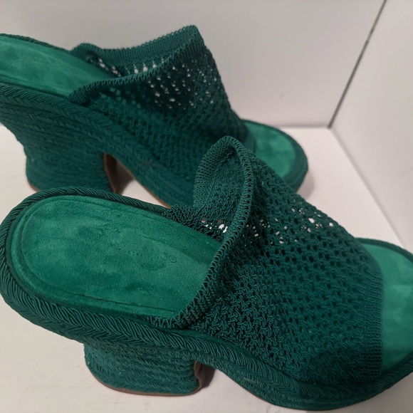 Tony Bianco size 9 matrix jade waffle wedge, never worn 4 in heel - Picture 3 of 7